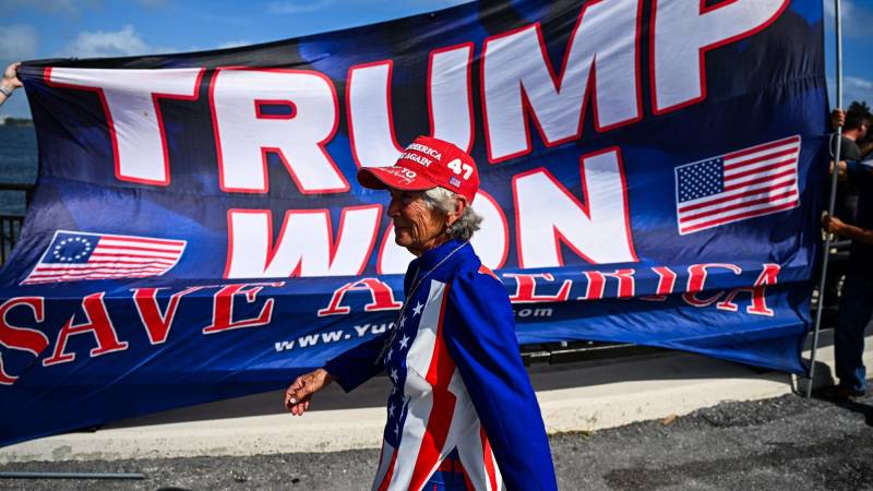 Partidarios del expresidente de Estados Unidos y candidato presidencial republicano Donald Trump celebran su victoria cerca de su resort Mar-a-Lago en Palm Beach, Florida, el 6 de noviembre de 2024