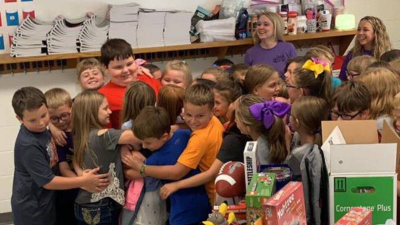 Un abrazo grupal de niños de la primaria. 