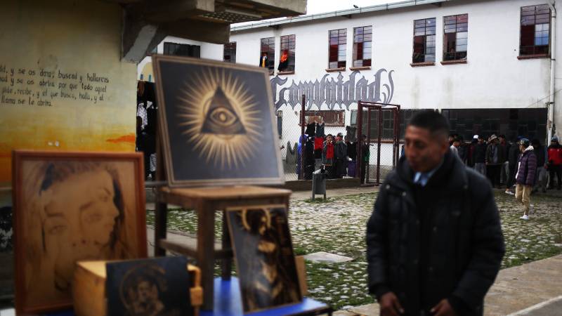 Jóvenes del Centro de Reinserción Social para Jóvenes ‘Qalauma’ en Viacha mostraron su talentos en manualidades 