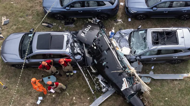 Una vista aérea muestra a los bomberos trabajando en el lugar del accidente de un helicóptero.