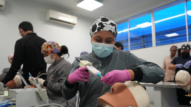 Los estudiantes de Odontología también cuentan con un espacio de simulación en el CASES.