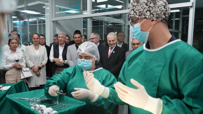 Estudiantes realizaron una demostración de simulación en la Sala de Simulación 1, Quirófano, para las autoridades presentes en la inauguración.