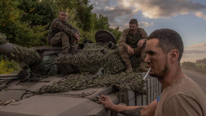 Soldados ucranianos a bordo de un tanque que ingresó a zona rusa