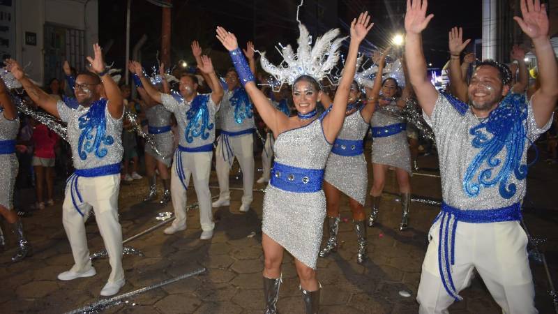 Los Testarudos arrasan en la última precarnavalera al ritmo de la ‘Macarena’.