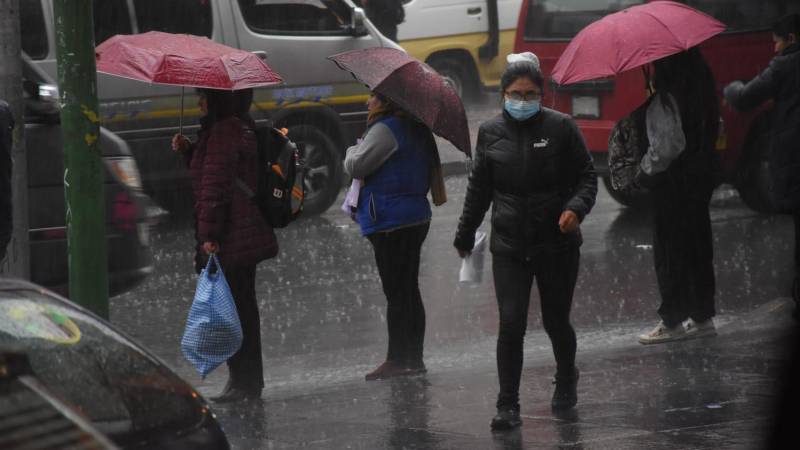 Las personas tuvieron que usar paraguas por la lluvia 