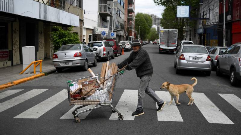 Franco Marmo, de 64 años, empuja su carrito con artículos reciclables para venderlos en Avellaneda, provincia de Buenos Aires, el 25 de septiembre de 2024