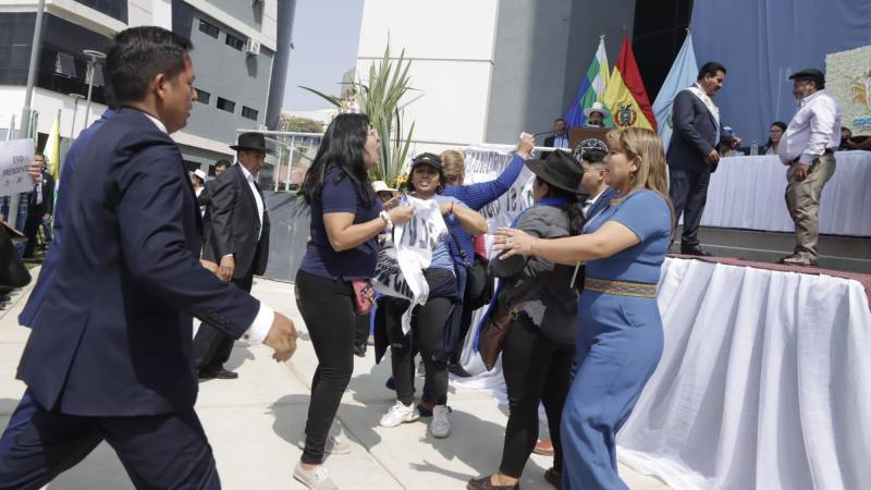 Protesta durante la sesión de honor de la ALD de Cochabamba.