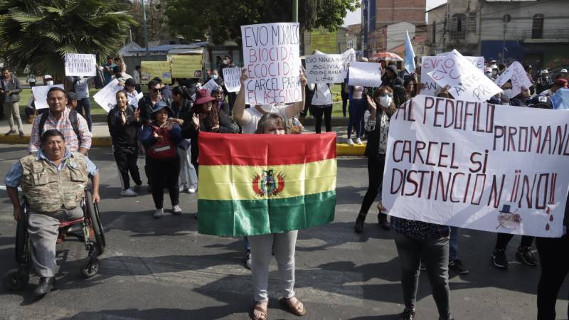 Protesta durante la sesión de honor de la ALD de Cochabamba.