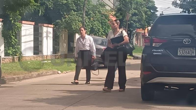 Laura (izquierda) saliendo de su domicilio para minutos después declarar en la Fiscalía