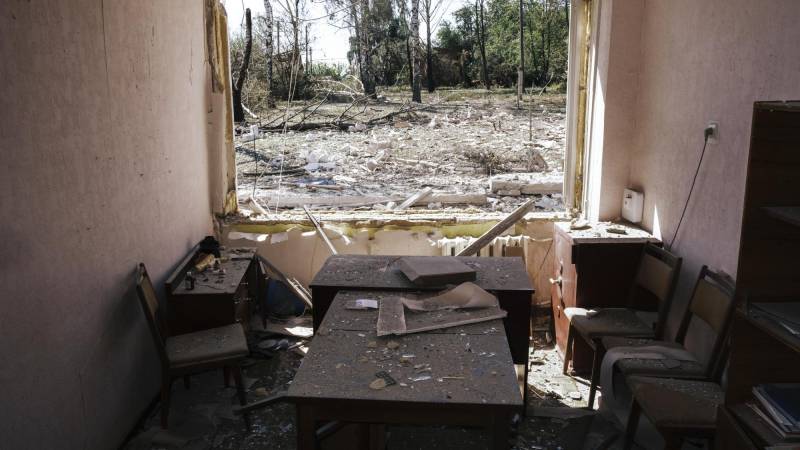 El interior dañado de una oficina del edificio escolar que fue destruido por dos bombas deslizantes rusas.