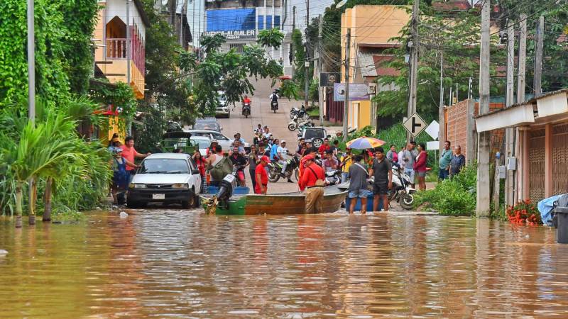 Los bomberos realizan labores de rescate en una zona inundada.