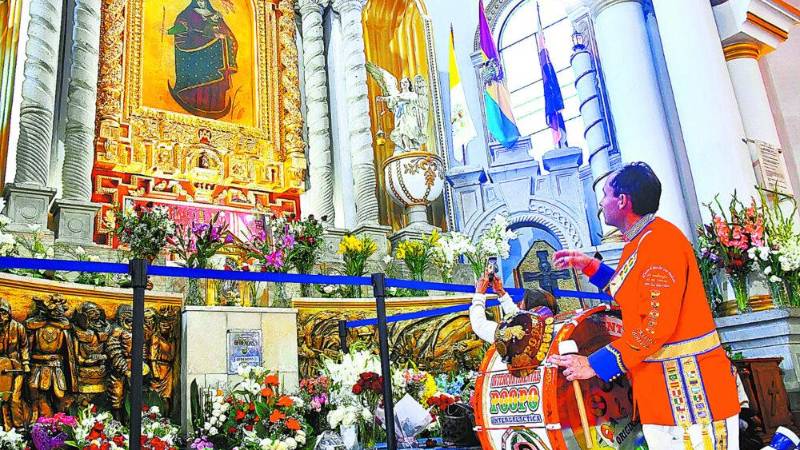 Danzarines y músicos a los pies de la Virgen del Socavón 