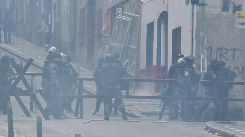Uno de los accesos a la plaza Murillo.