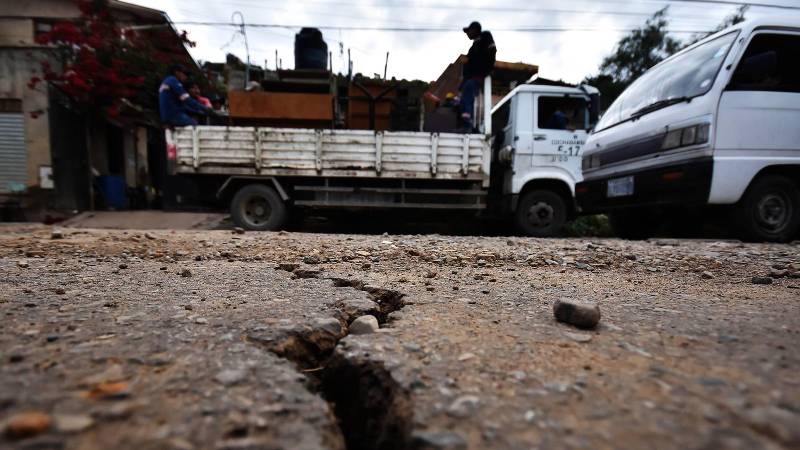 La zona quedó con grietas.