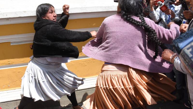 Imagen de dos mujeres que se fueron a los golpes en la plaza Murillo.