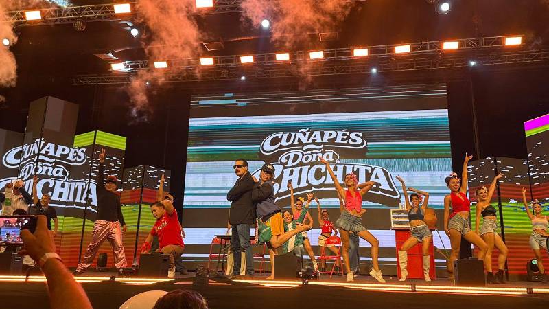 El humor y la tradición se fusionan en la coronación de Camila I