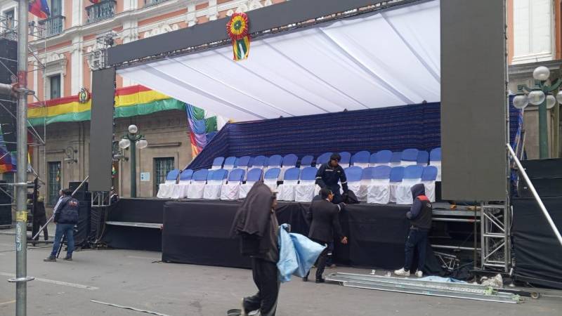 Uno de los palcos que se instaló en la plaza Murillo de La Paz.