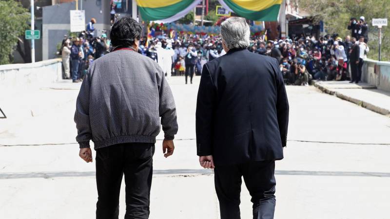 Evo Morales y Alberto Fernández, de espaldas, en la frontera Argentina-Bolivia