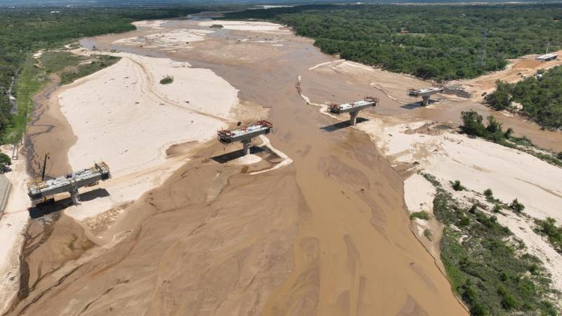 Ya se colocó parte de la estructura del puente 