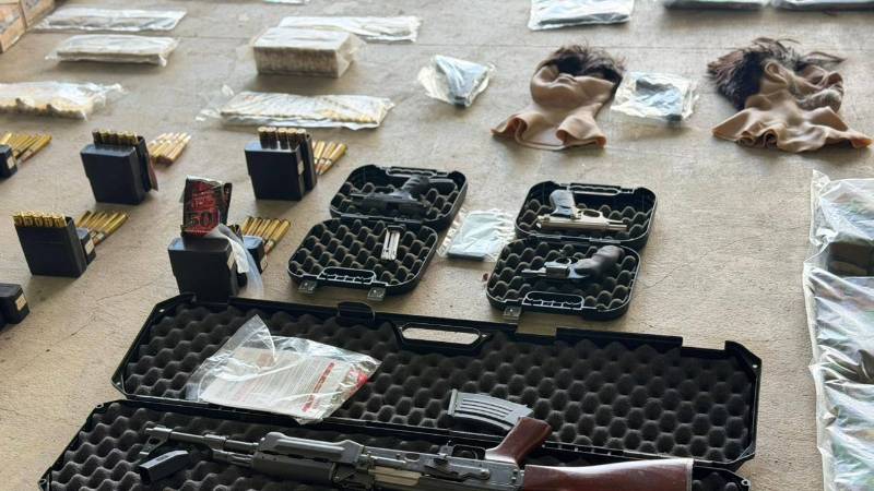 Armas, municiones y las máscaras durante la exposición de la Policía.