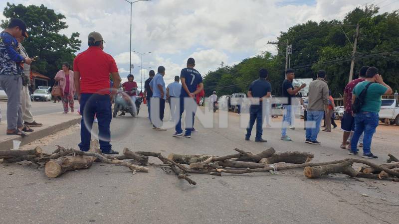 El bloqueo se instaló en el kilómetro 12 de la avenida Virgen de Cotoca