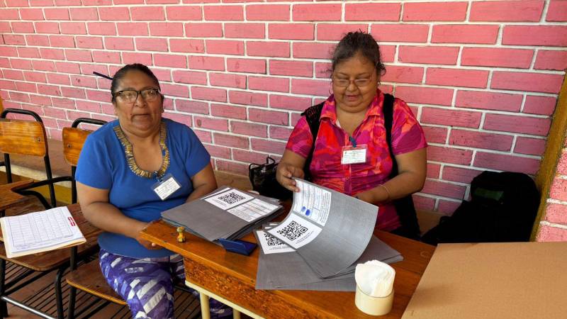 Poco antes de las 8:00 ya había mesas listas para abrir