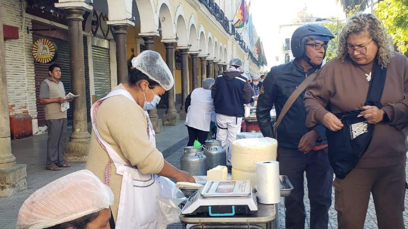 Productores de leche y sus derivados venden en la plaza de Cochabamba.