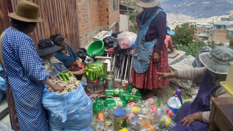 Un grupo de mujeres recicla botellas de plástico 