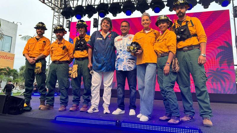 La reina del Carnaval cruceño Camila I se viste de bombera y cumple su sueño 