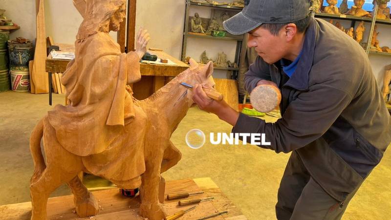 Hugo Mamani trabaja en un nuevo proyecto.