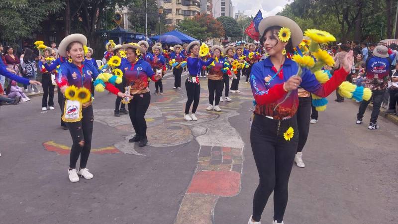 Fraternidades haciendo su recorrido en la precarnavalera de Cochabamba. 