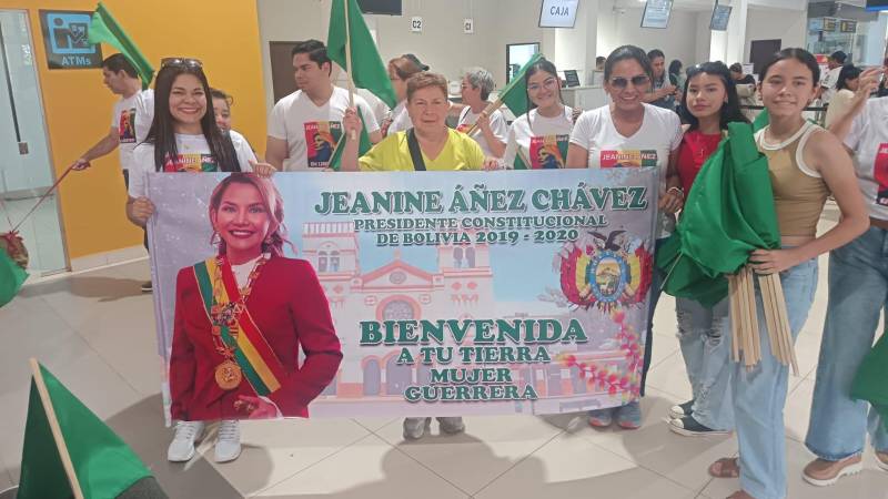 Las personas se dieron cita en el aeropuerto para recibir a Añez.