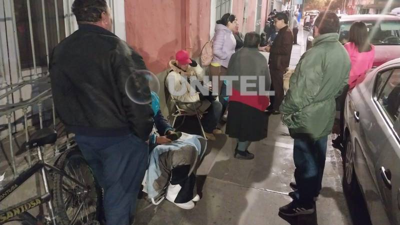 Pese a las bajas temperaturas en Cochabamba algunas personas pasaron la noche en el ingreso de los centros de empadronamiento