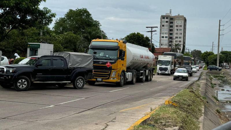 En el surtidor de la Radial 10 y cuarto anillo se tenían largas filas por diésel