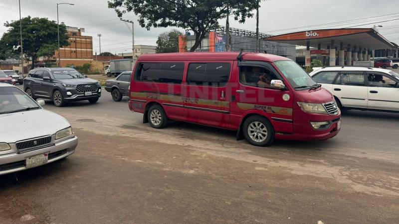 En la Doble Vía La Guardia, que es una ruta troncal se observan más trufis y vehículos particulares