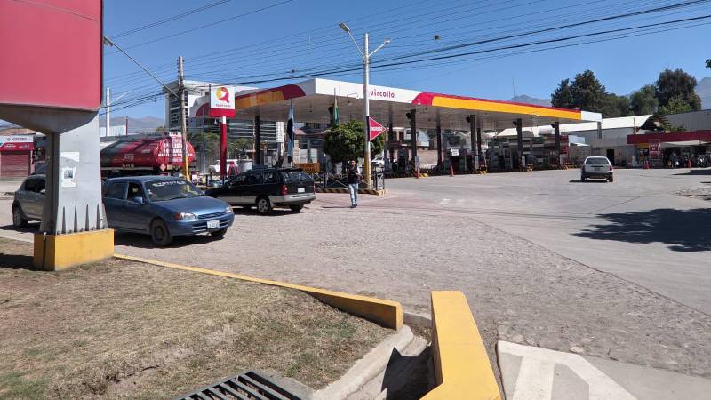 Surtidor en la avenida Blanco Galindo, en Cochabamba (Foto: Pedro Silva)