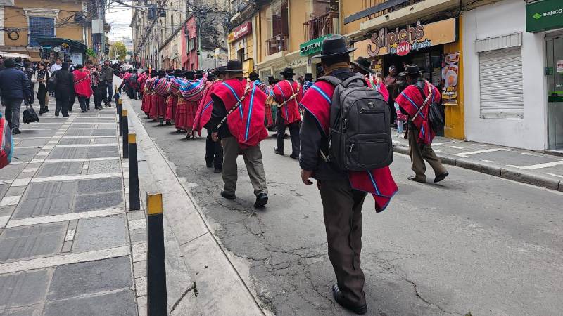 Marcha de los Ponchos Rojos en La Paz 