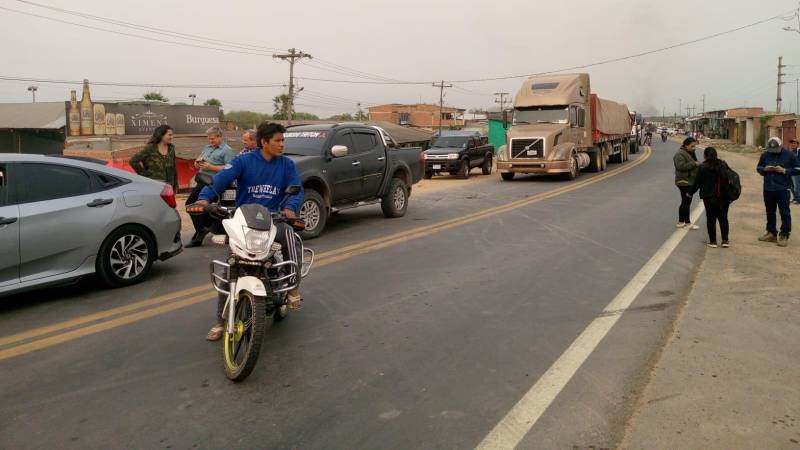 El bloqueo se registra en el ingreso al puente de Puerto Paila