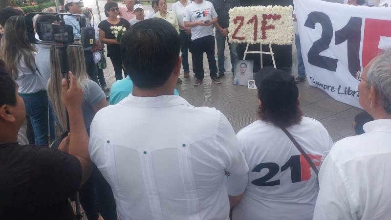 La entrega de la ofrenda floral en la plaza principal 24 de Septiembre