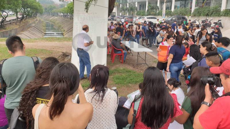 En estas condiciones están pasando clases otro grupo de estudiantes