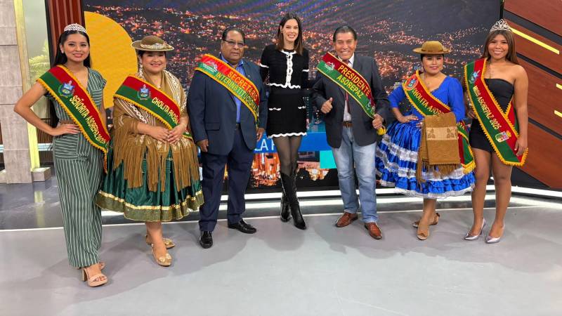 Residentes paceños en La Revista. 