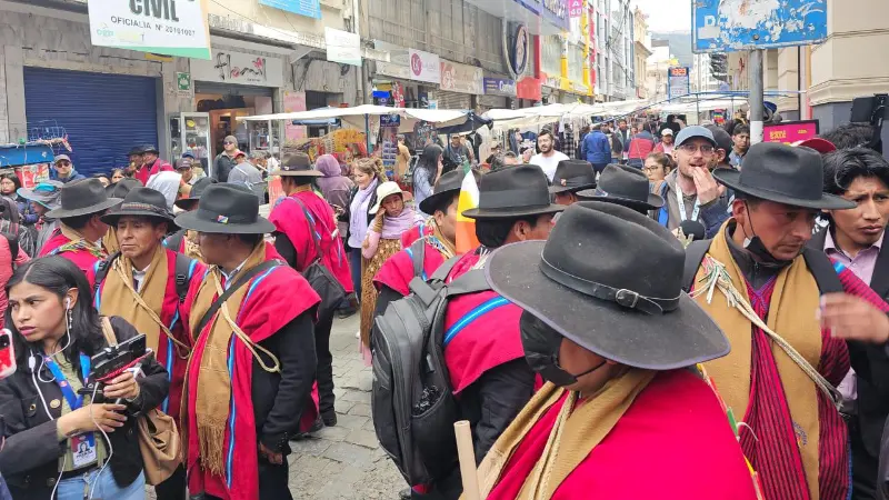 Ponchos Rojos en los alrededores de la plaza Murillo 