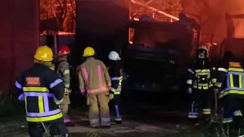 Bomberos de tres unidades controlaron el incendio