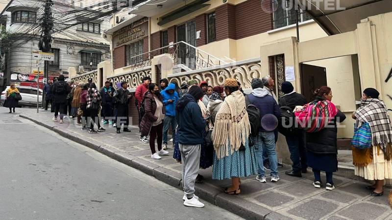 Fila en el TED de La Paz.