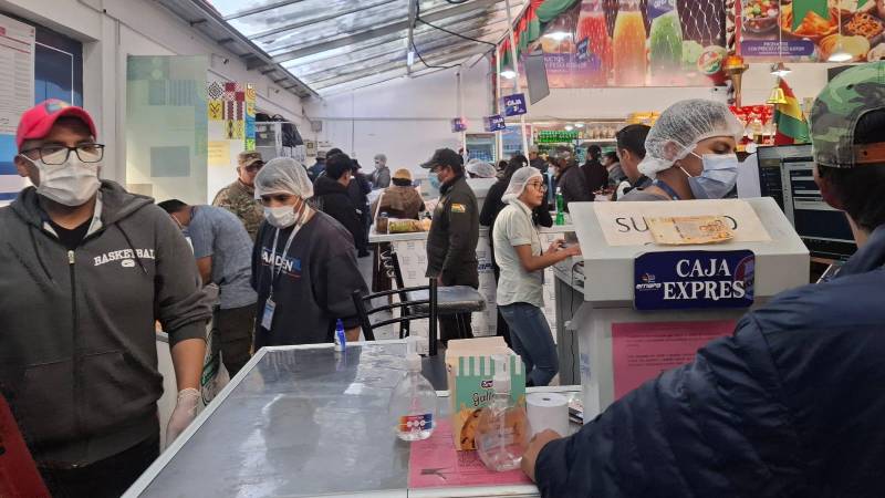 Venta de pollo en una agencia de Emapa 