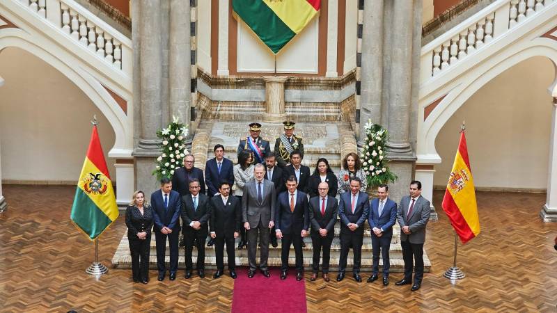 La fotografía oficial del Rey de Espala, el presidente Rodrigo Paz y su gabinete.