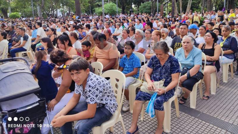 La población se congregó en el ingreso de la catedral en Santa Cruz