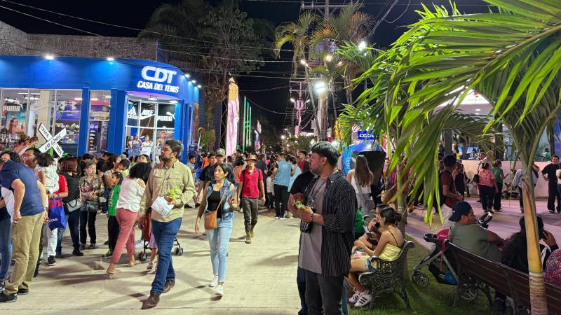 Las calles de la Expocruz 2025 quedaron abarrotadas de visitantes.