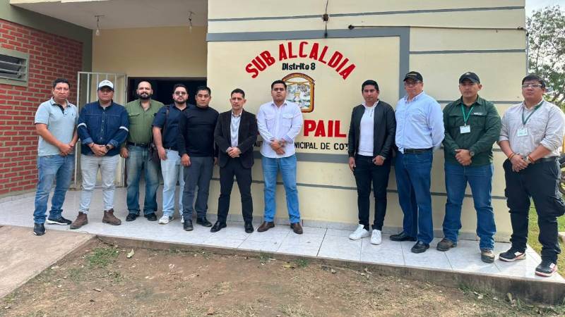 A la cabeza del vicepresidente de YPFB, Víctor Hugo Blacud, autoridades de ANH y GNV, se aguarda la llegada de los mototaxistas