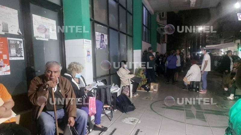 Personas aguardan que se les reparta fichas para acceder a atención médica.